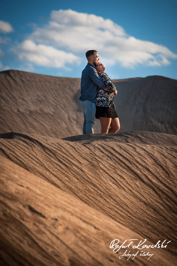 błękit nieba i złoto piasku tworzą uzupełniajęce się kolory do Sesji narzeczeńskiej na pustyni - fotograf gdańsk Rafał Kowalski
