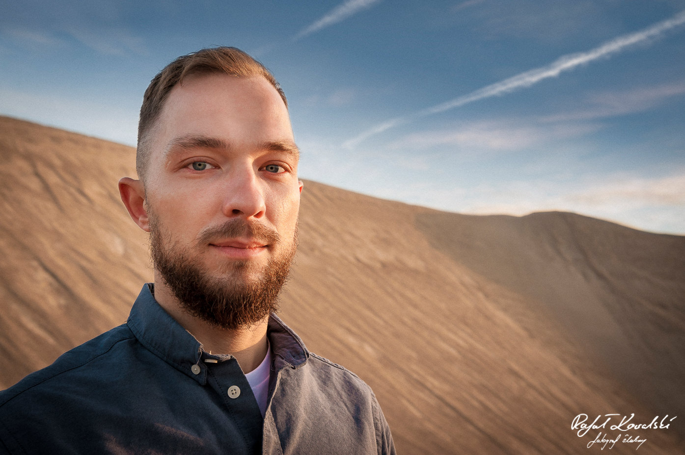 Sesja na wydmach fotograf gdańsk Rafał Kowalski -męski portret w pustynnym klimacie