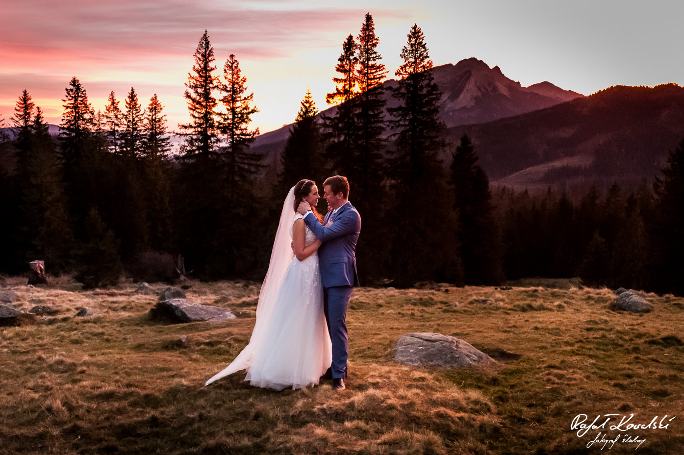 Plener ślubny w Górach czerwień wschodu słońca otula światłem pozującą parę młodą