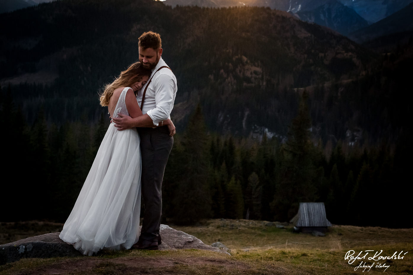 Sesja ślubna w Tatrach z charakterystycznym elementem krajobrazu w tle, drewnianą bacówką