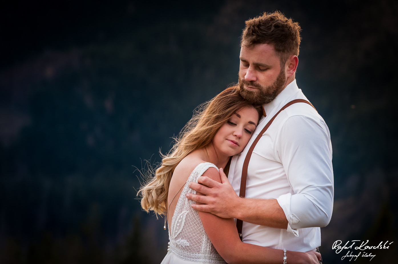 Sesja ślubna w Tatrach - pannie młodej dobrze jest się przytulić do szerokiej męskiej piersi