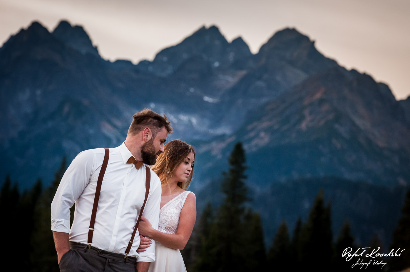 plener ślubny w Tatrach mimo jesiennej pory dało się pozować z odkrytymi ramionami