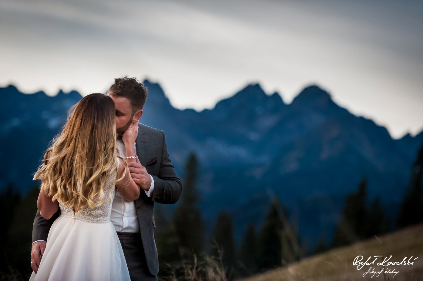 Sesja ślubna w Tatrach pocałunek zakochanych na tle górskich szczytów fotograf Ślubny Rafał Kowalski