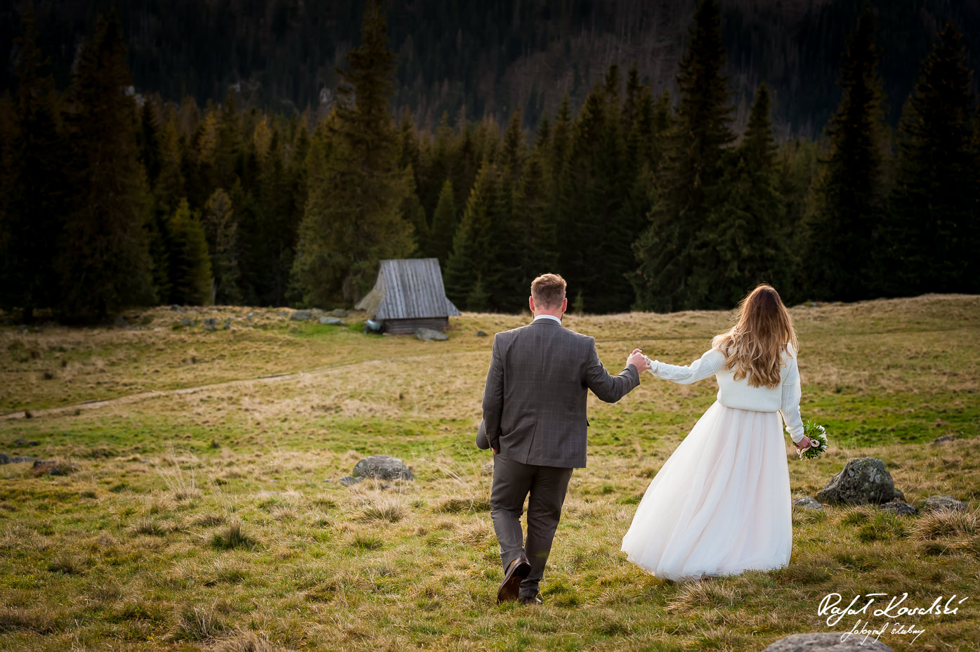 Sesja ślubna w Tatrach spacer w stronę bacówki