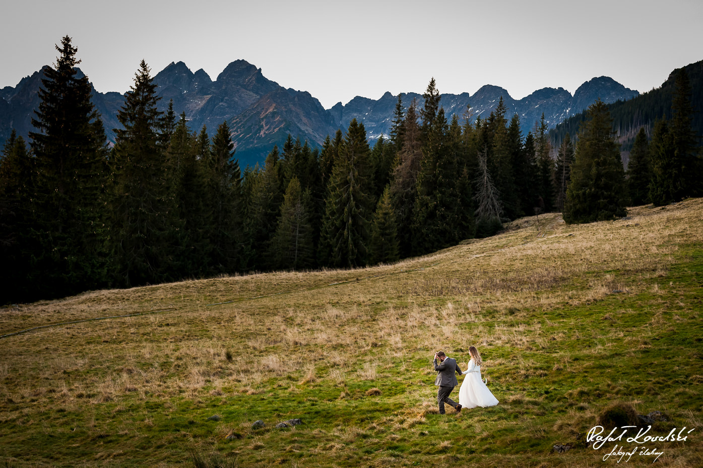 Sesja ślubna w Tatrach para młoda w rozlegym górskim pejzażu fotograf Ślubny Rafał Kowalski