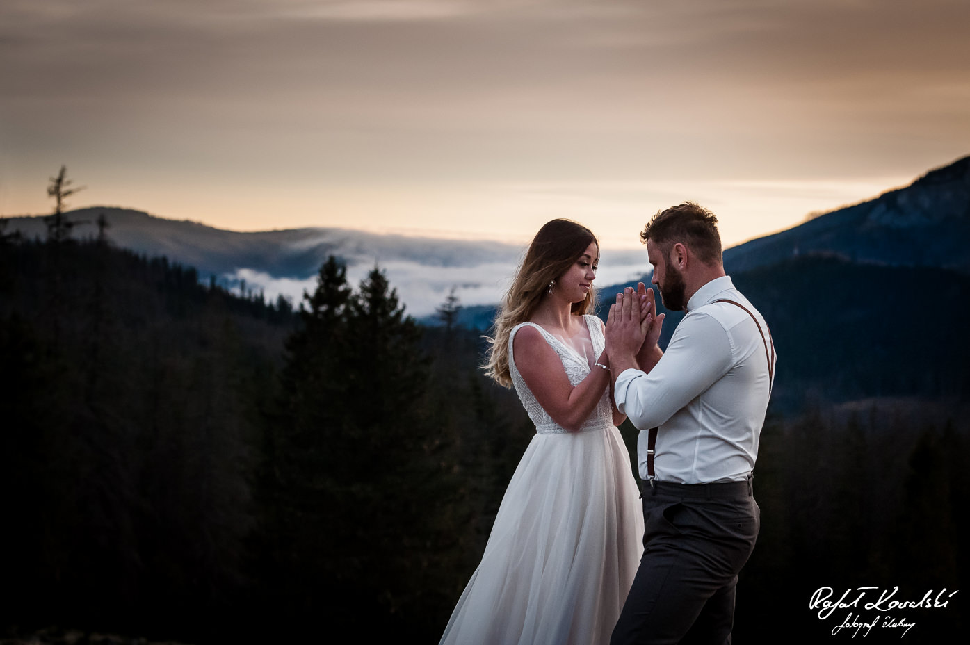 Sesja ślubna w Tatrach - dobrze jeśli jest ktoś, kto ogrzeje zmarznięte dłonie