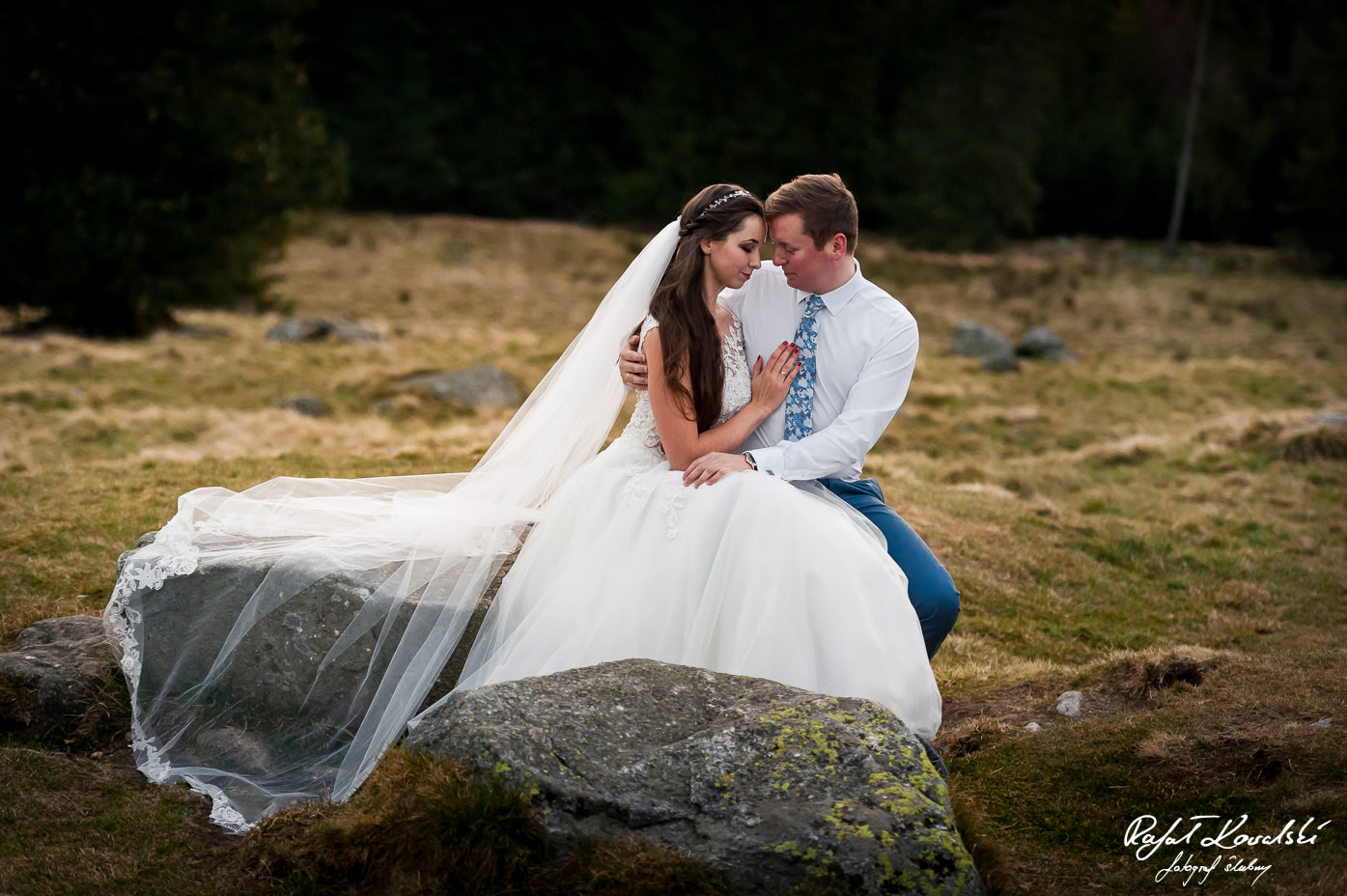 długi rozłożysty welon pięknie komponuje się na fotografii ślubnej z pleneru w górach