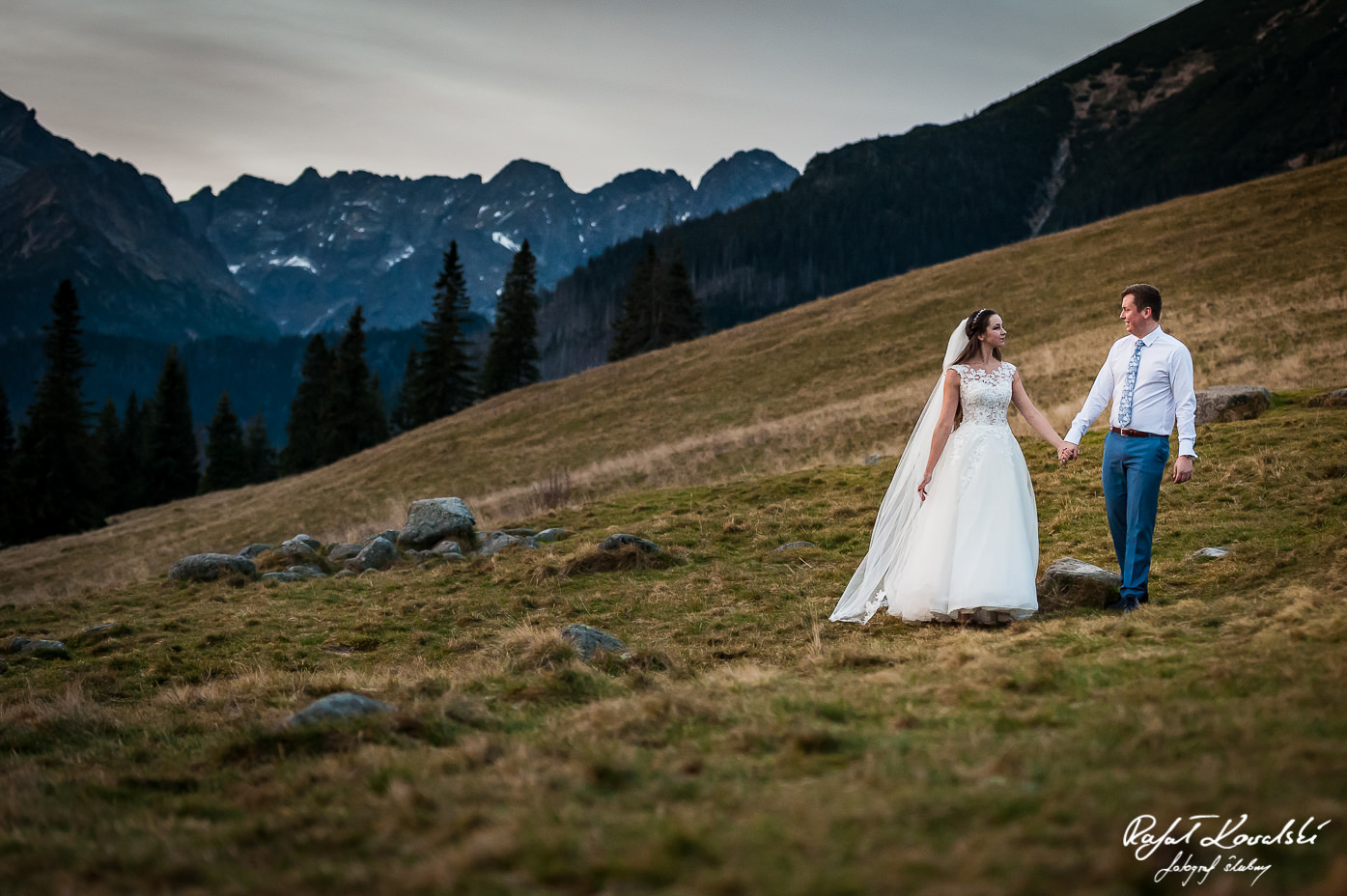 górska sceneria jest wyjątkowym tłem do ślubnych sesji zdjęciowych
