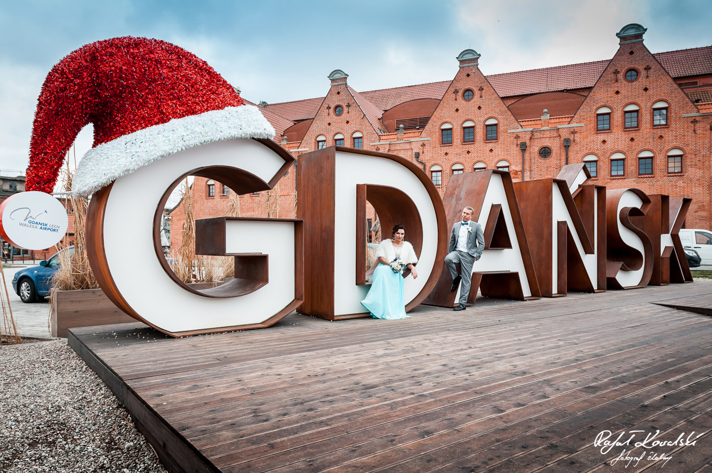 sesja zdjęciowa wielki napis Gdańsk przyciąga tłumy i jest wdzięcznym tłem dla pozujących do pamiątkowej fotografii