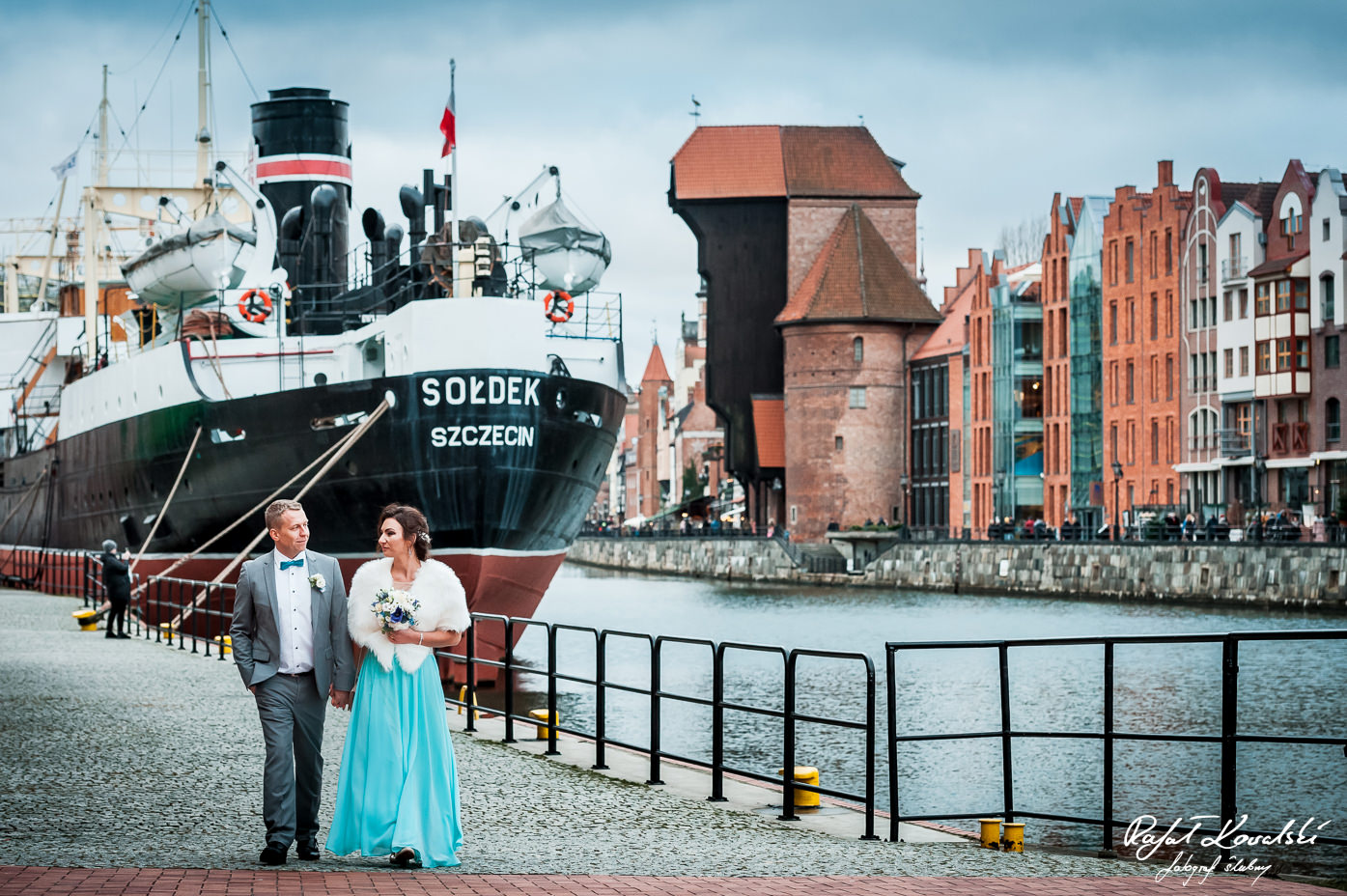 Sesja ślubna nad Motławą - spacerując pobrzeżem na wyspie Ołowianka będziecie mogli zrobić sobie zdjęcia z Sołdkiem i Żurawiem Gdańskim w tle