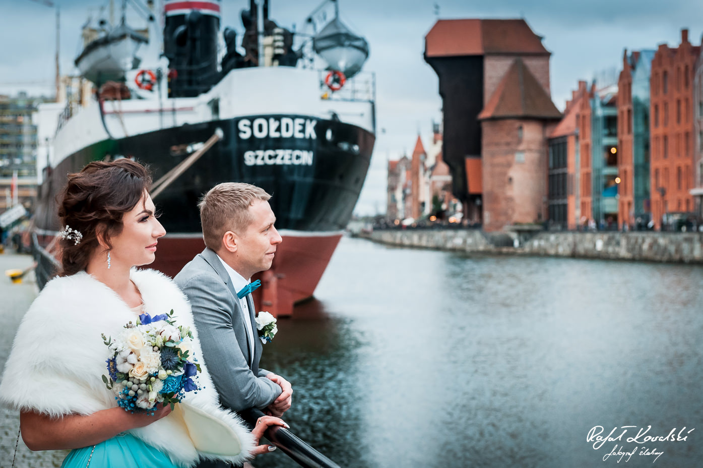 stonowane kolory i wąska paleta barw odzwierciedlają klimat zimowej Sesji ślubnej nad Motławą w Gdańsku