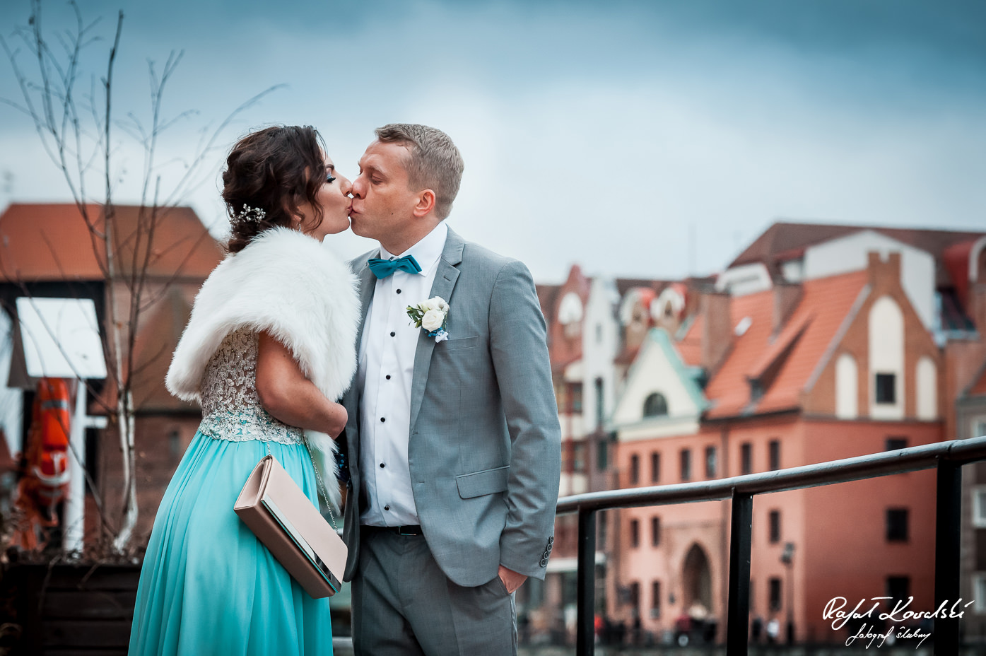 ciepły pocałunek pary młodej na zimowej Sesji ślubnej w Gdańsku na Starym Mieście - Fotograf Ślubny Rafał Kowalski