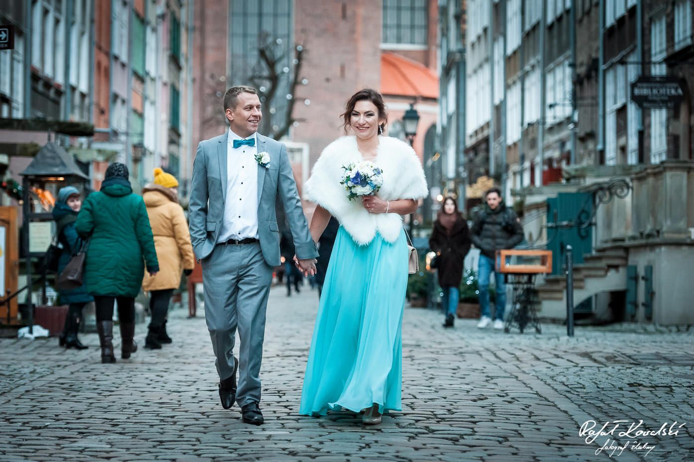 sparec młodej pary podczas sesji ślubnej na ulicy Mariackiej w Gdańsku
