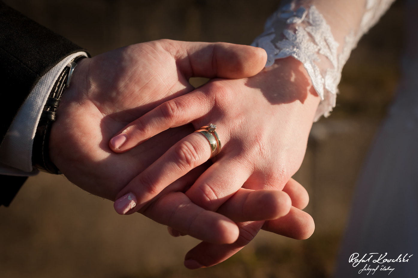 pierścionek zaręczynowy i obrączka mieniące się na palcu panny młodej