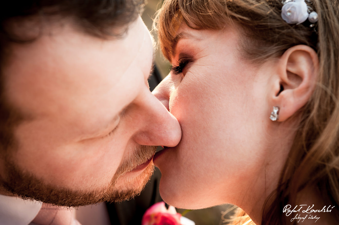 usta młodej pary tuż przed zetknięciem się w pocałunku na fotografii ślubnej
