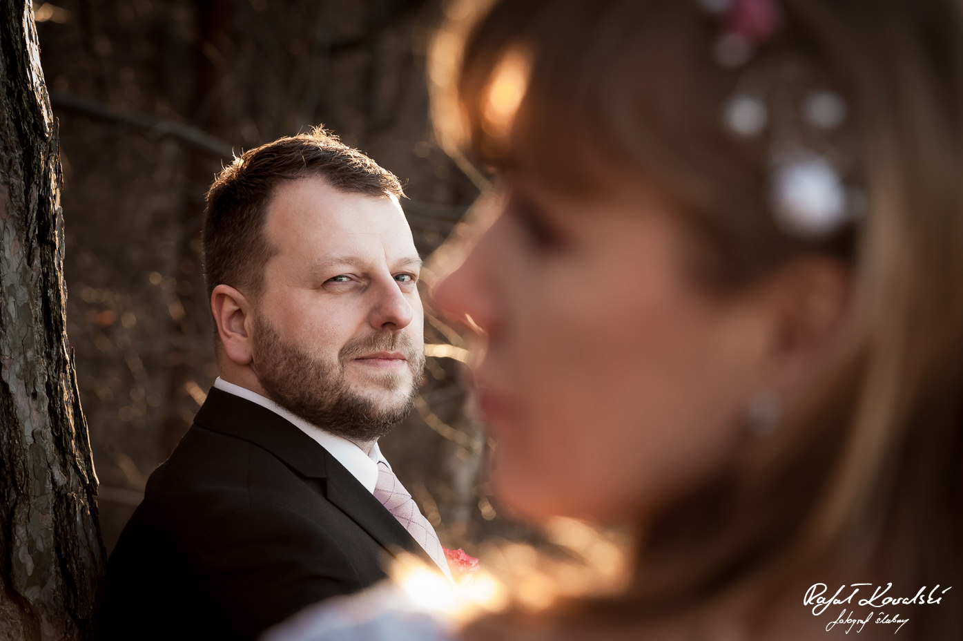 Fotografia Ślubna Gdynia zakochany pan młody spogląda na swoją żonę