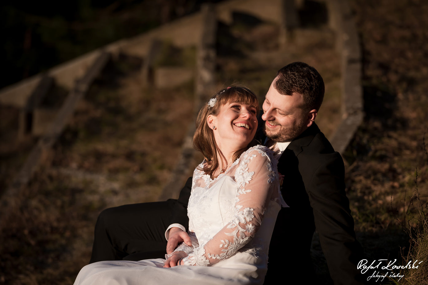serdecznie uśmiechnięta młoda para pozuje do pamiątkowej fotografii na plenerze ślubnym - Fotografia Ślubna Gdynia