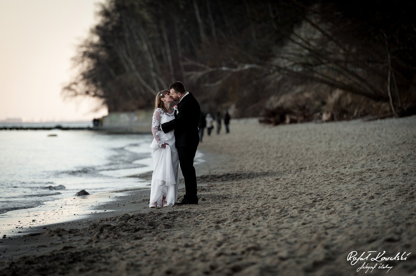 pocałunek pary młodej nad brzebiem morza w Gdyni Redłowo