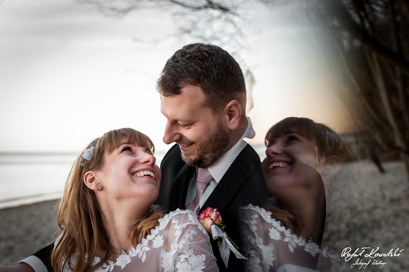 Zdjęcia Ślubne Gdynia efektowne odbicie sprawia wrażenie jak były dwie panny młode na zdjęciu z pleneru ślubnego