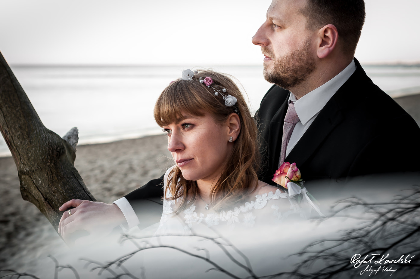 chwila zadumy nowożeńców na sesji zdjęciowej nad morzem w Gdyni
