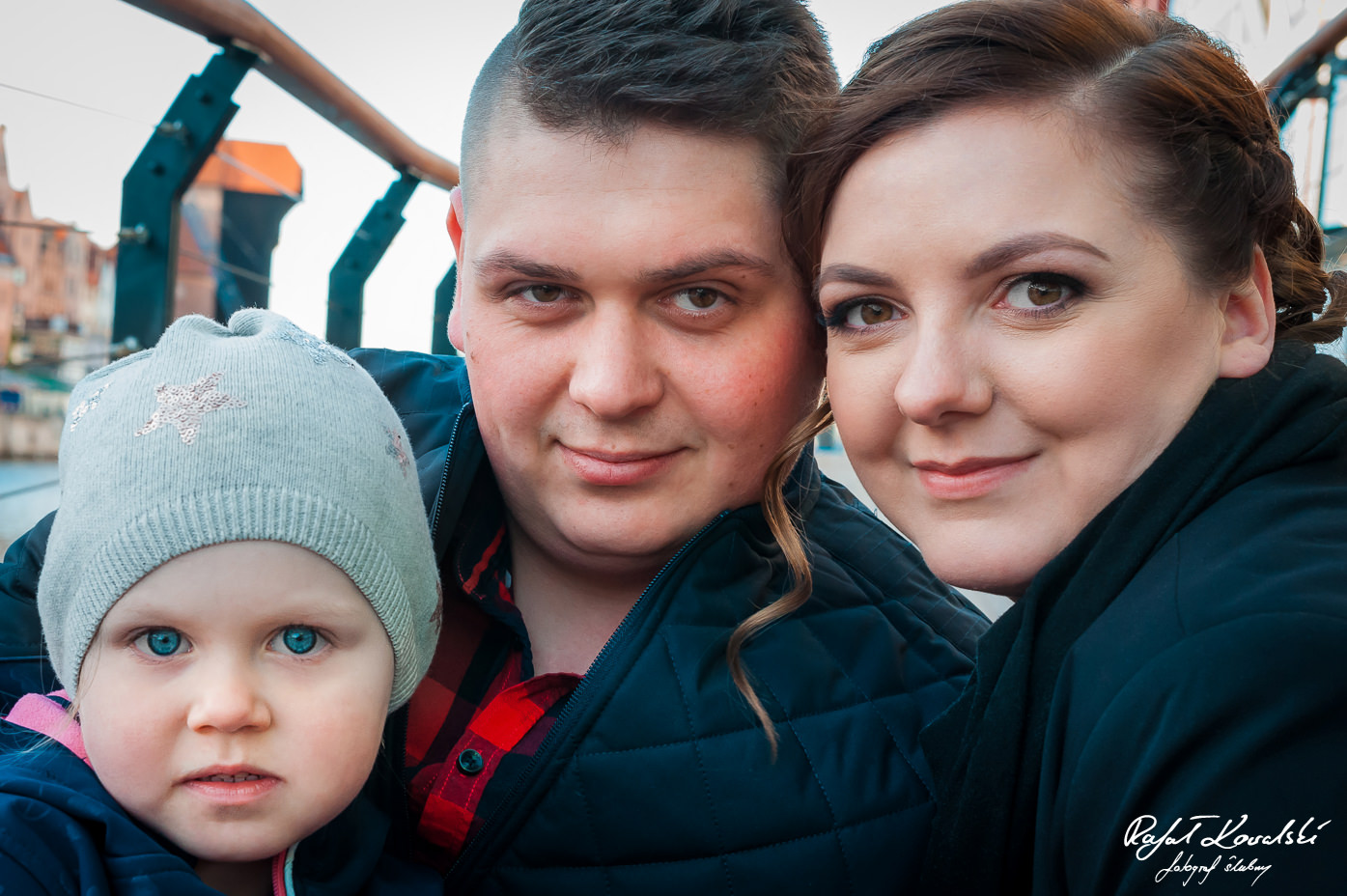na piamiętkowej fotografii z sesji narzeczeńskiej w Gdańsku widać dumnych rodziców i ich małą córeczkę