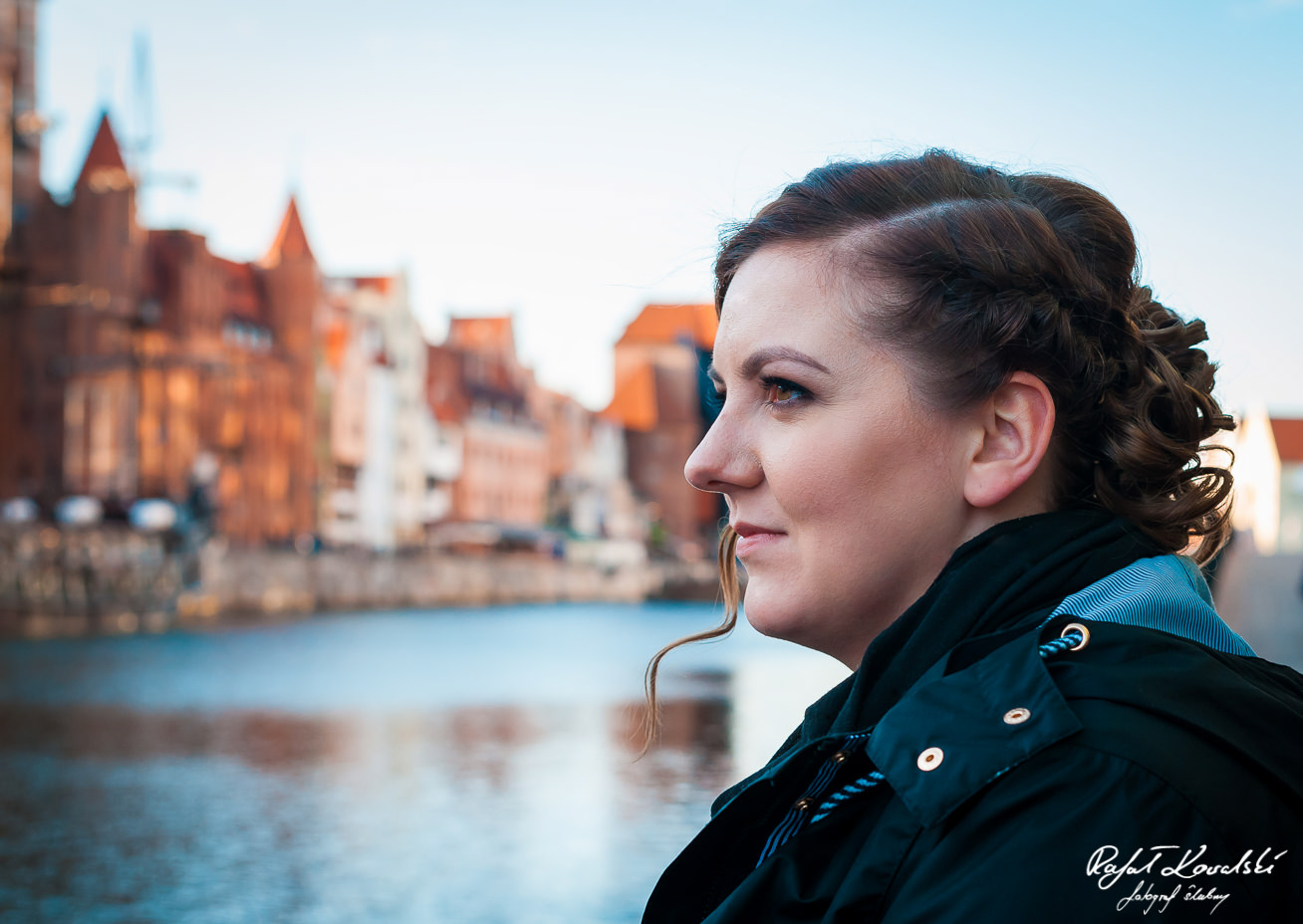 portret przyszłej panny młodej na sesji narzeczeńskiej, wpatrzonej w uroczą panoramę gdańskiego Długiego Pobrzeża