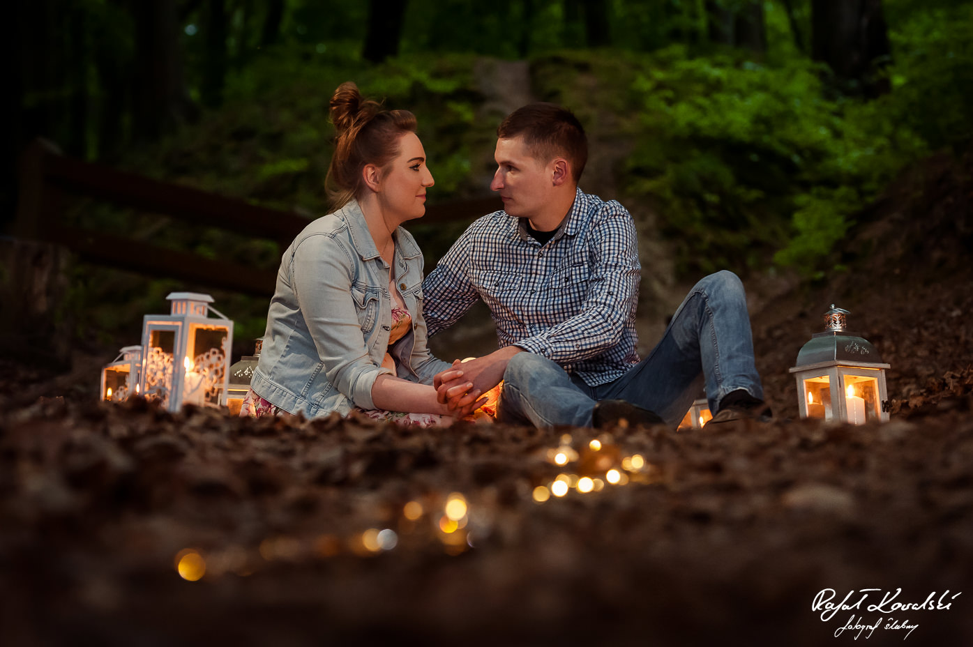 delikatny blask światła lampionów stworzył romantyczny nastrój na narzeczeńskiej sesji zdjęciowej w lesie