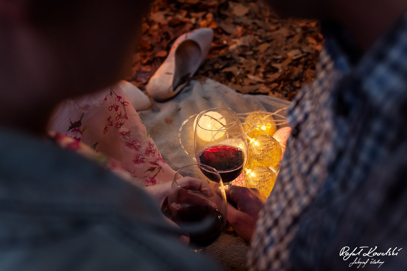czerwone wino doskonale podkreślało romantyczna atmosferę sesji zdjęciowej