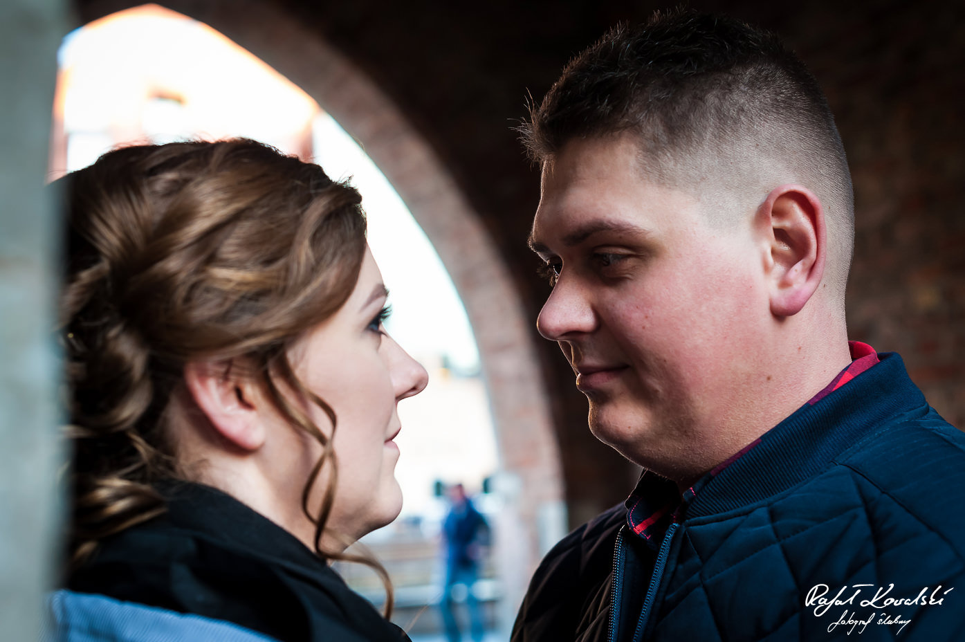 sesja narzeczeńska Gdańsk - wymiana czułych spojrzeń między zakochaną parą