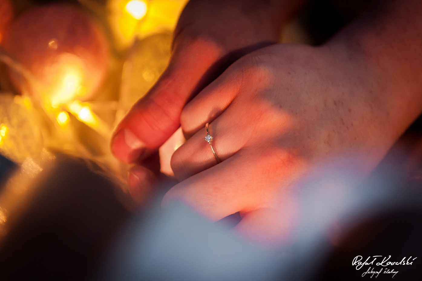 pierścionek zaręczynowy błyszczy się na palcu przyszłej panny młodej