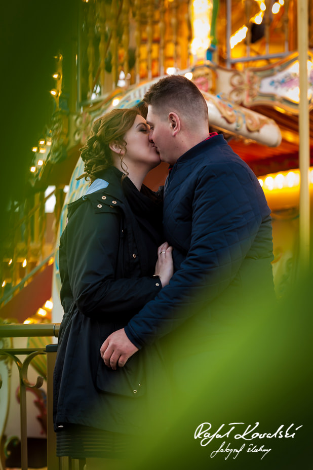 zakochani całują się pozując do zdjecia na sesji narzeczeńskiej w Gdańsku