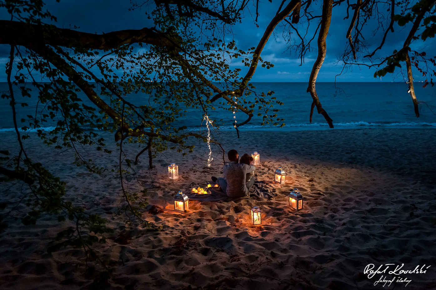 romantyczny wieczór narzeczonych na plaży w otoczeniu blasku lampionów - sesja narzeczeńska w Gdyni