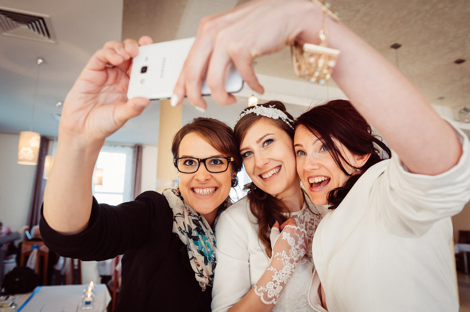 Pamiątkowe selfie z przyjaciółkami na weselu Sala Bankietowa Aura
