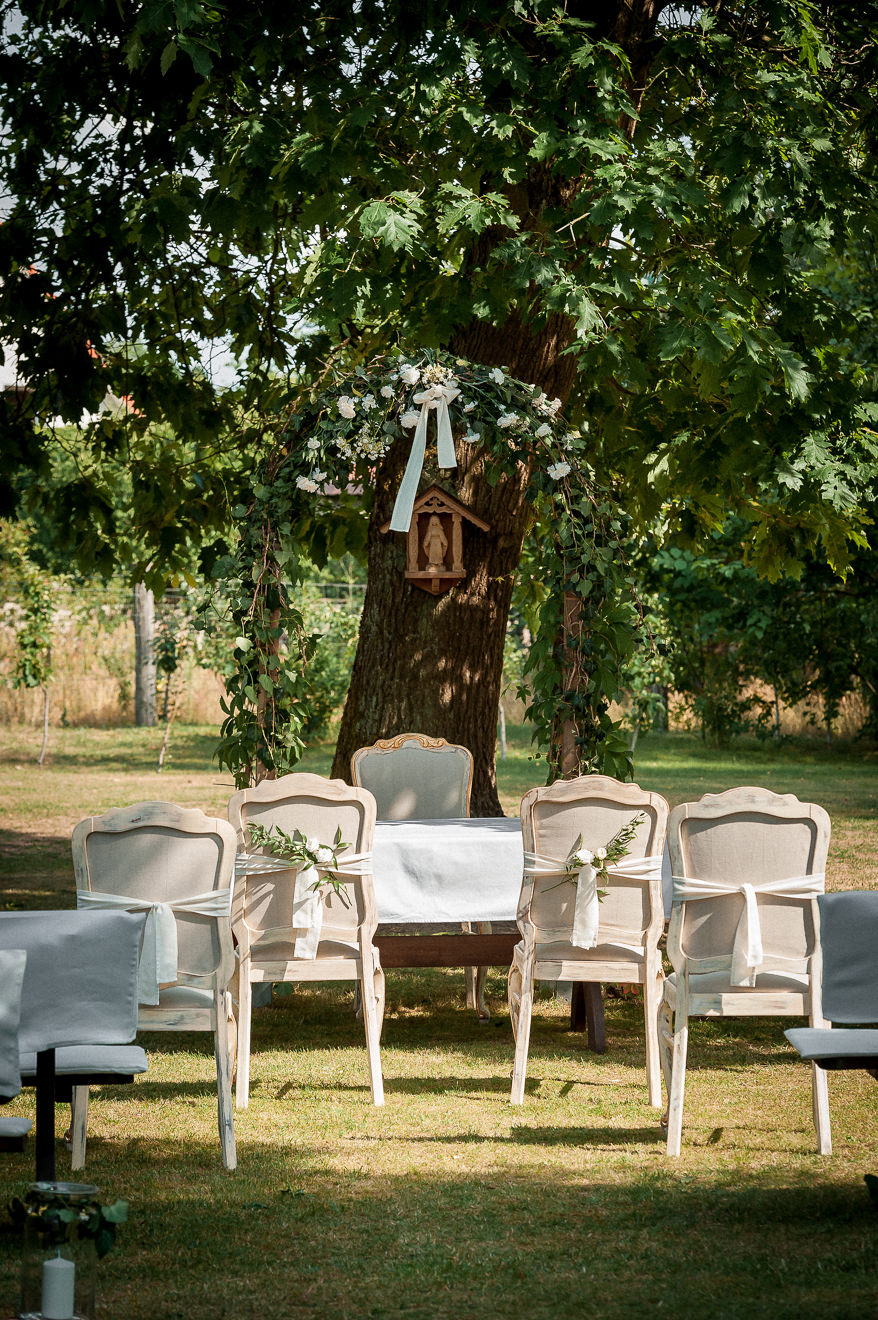 Krzesła oczekujące na ślub w plenerze