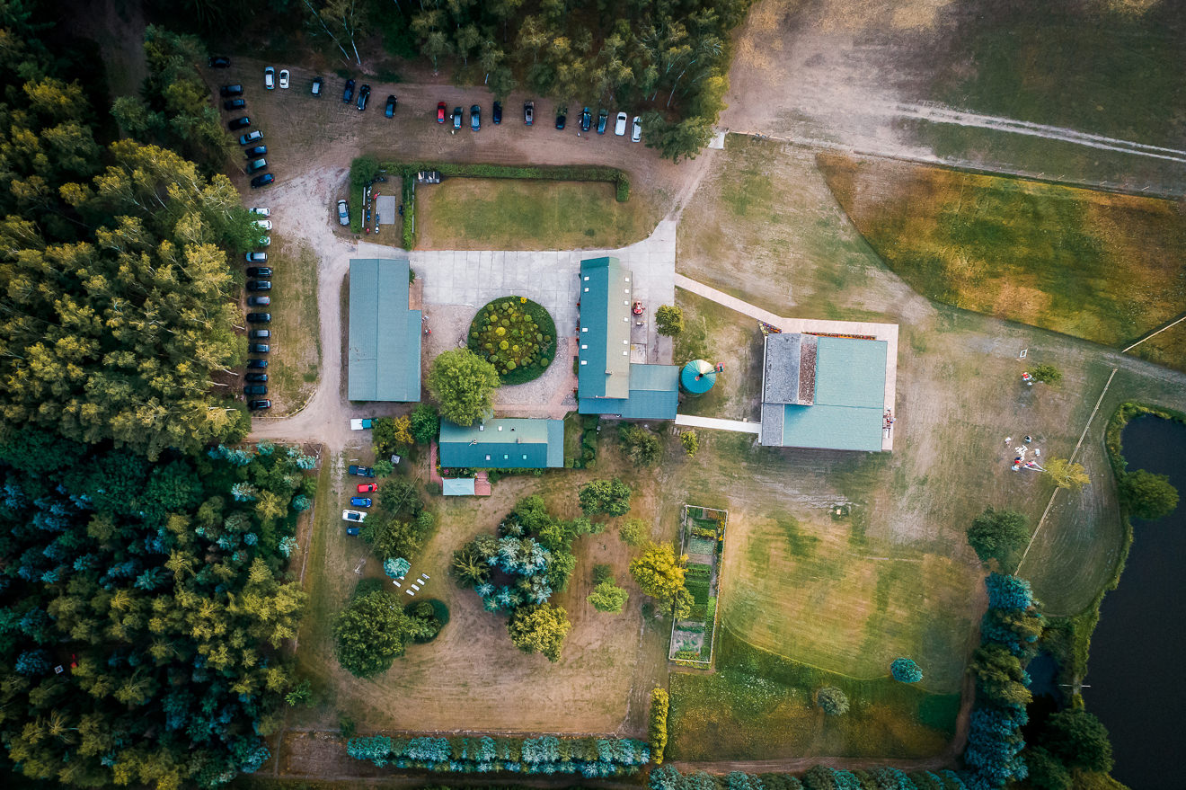 Widok z drona na miejsce ślubu w plenerze
