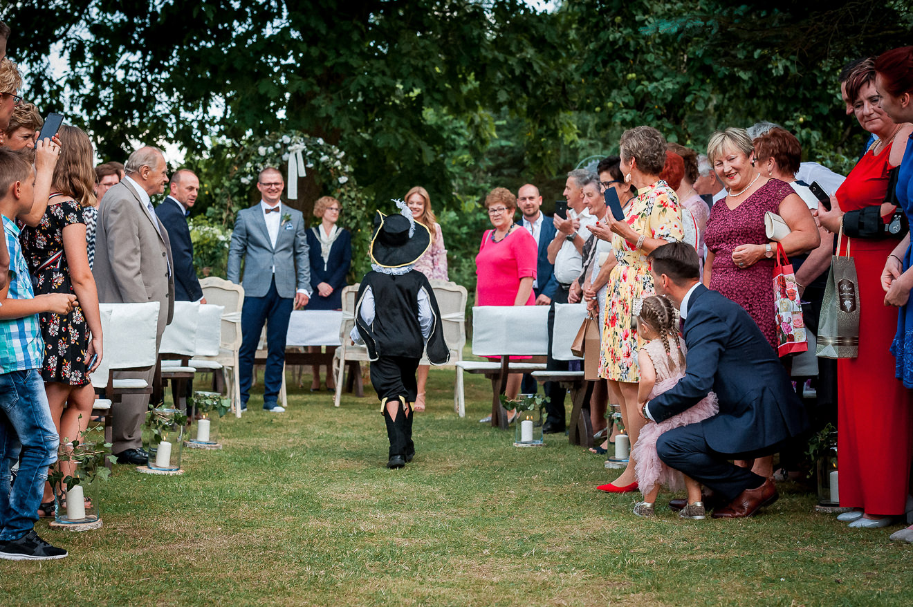 Goście weselni na ślubie w ogrodzie
