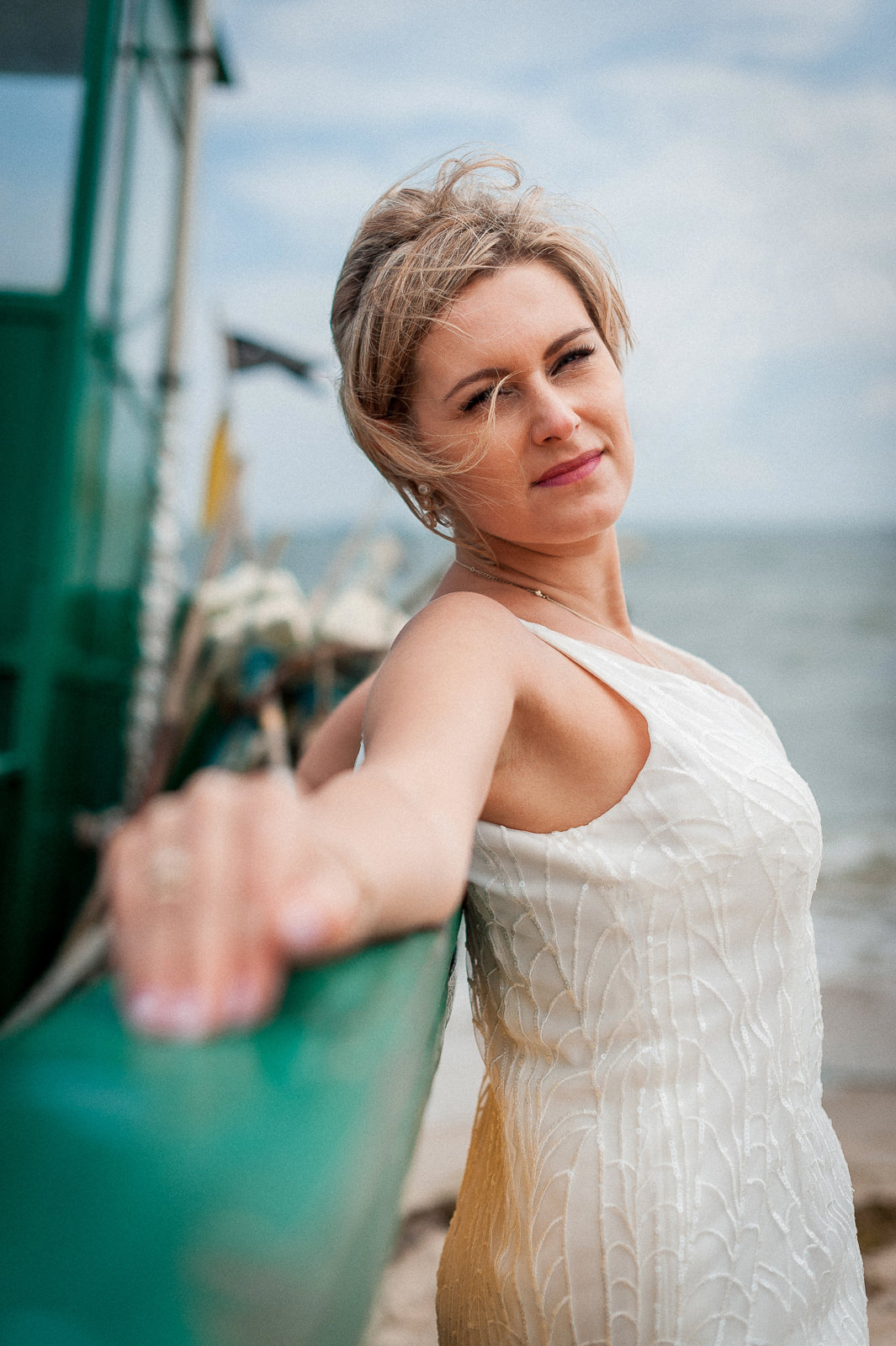 portret panny młodej nad morzem Gdynia Orłowo przy kutrach rybackich