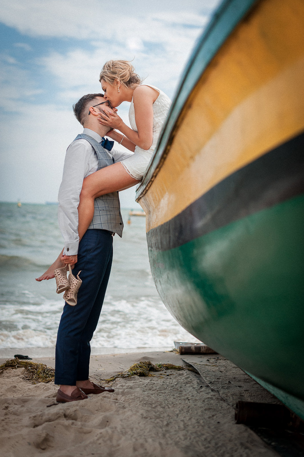 pocałunek pary młodej na plenerze ślubnym nad morzem w Gdyni Orłowo