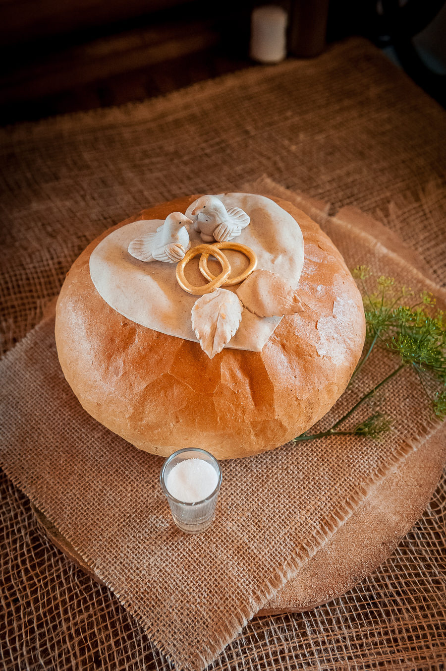 bochenek chleba i sól oczekująca na powitanie nowożeńców