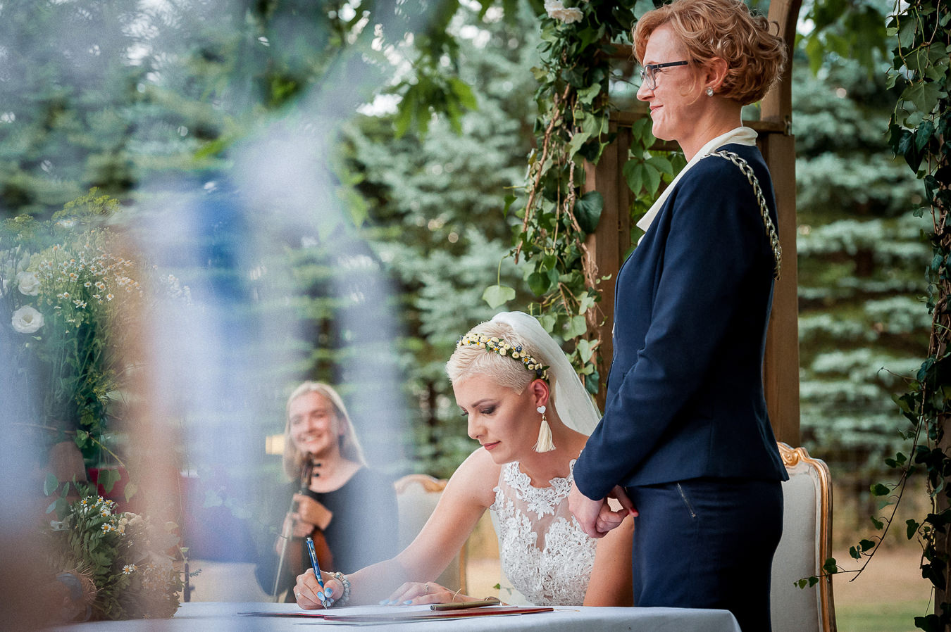 moment podpisania dokumentów po zawarciu związku małżeńskiego w otoczeniu przyrody