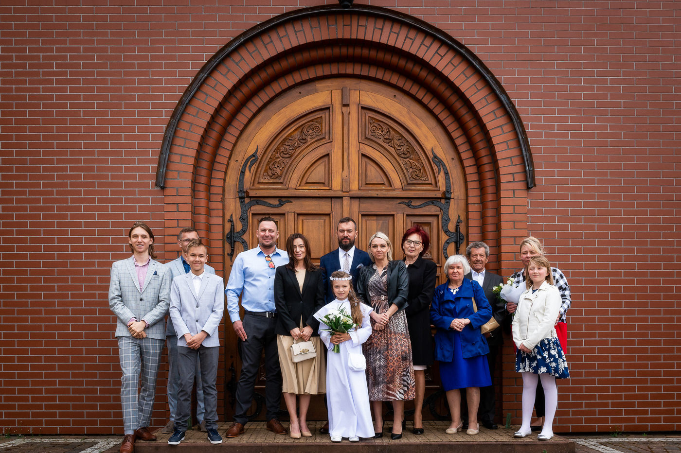 Żukowo Pępowo Przyjęcie i sesja komunijna w domu Wspólne zdjęcia komunijne z rodziną przed kościołem